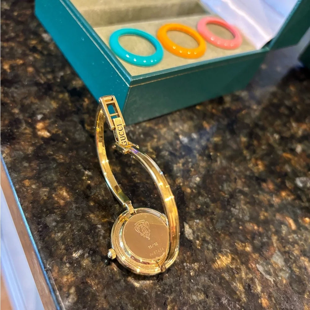 Gucci Gold Timepiece with Interchangeable Bezels - Picture 4 of 9